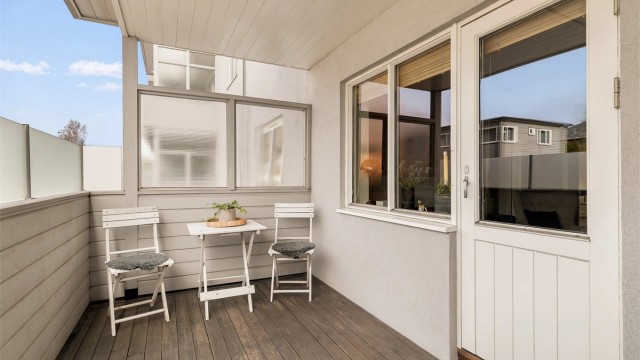 Balkongen på 8 m² vender mot vest og gir en skjermet uteplass med ettermiddags- og kveldssol. Utebelysning og stikkontakt er installert.
