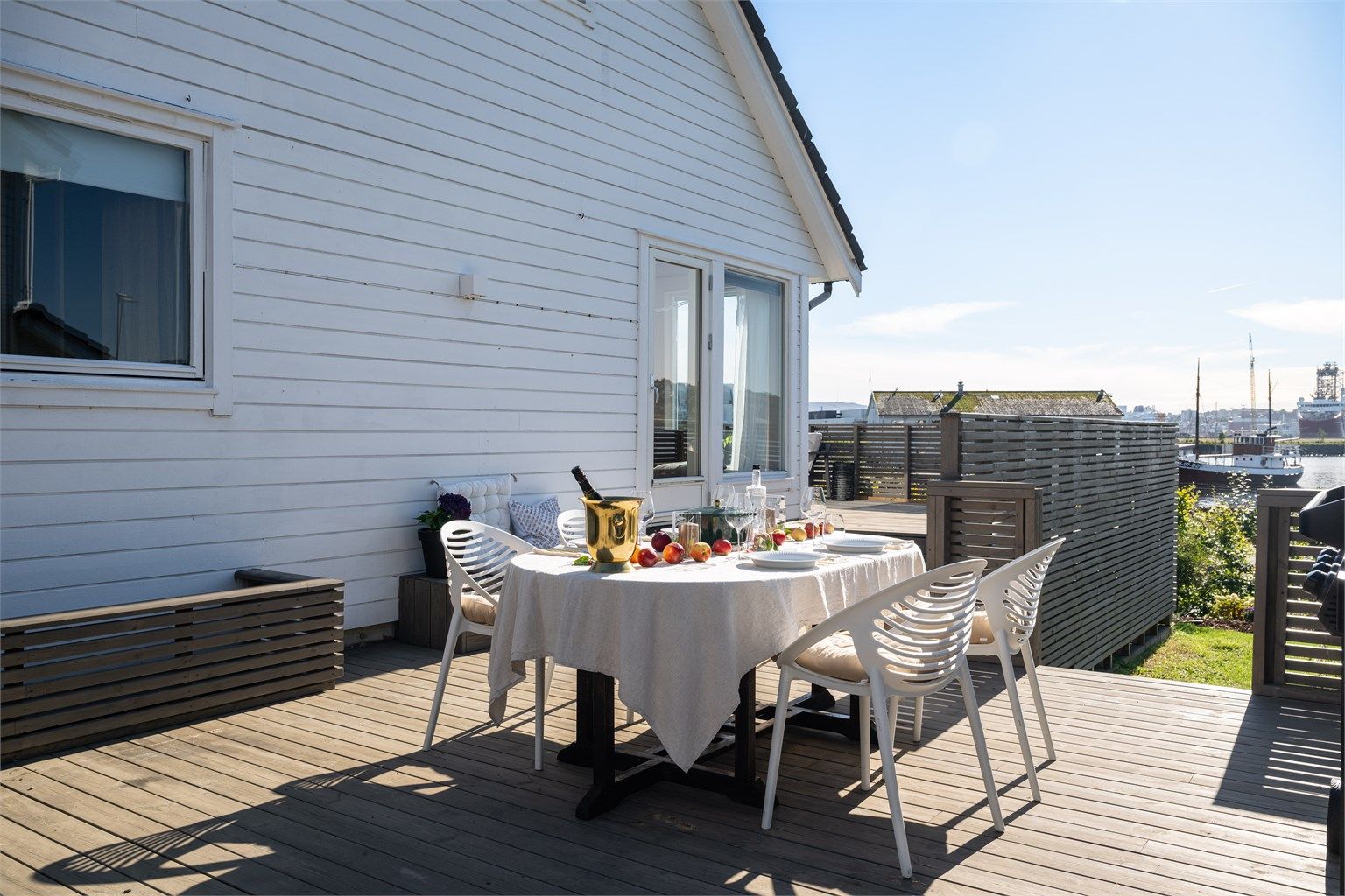 Original terrasse mot sør - og vest er oppgradert, og har et mer moderne stiluttrykk (et trolig søknadspliktig tiltak grunnet fasadeendring)