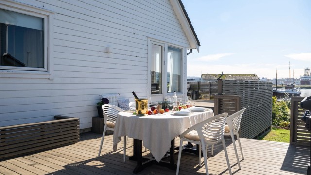 Original terrasse mot sør - og vest er oppgradert, og har et mer moderne stiluttrykk (et trolig søknadspliktig tiltak grunnet fasadeendring)