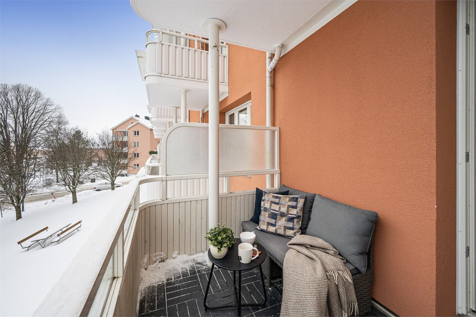 Den sørvestvendte balkongen har gode solforhold og nylig oppgradert gulv.