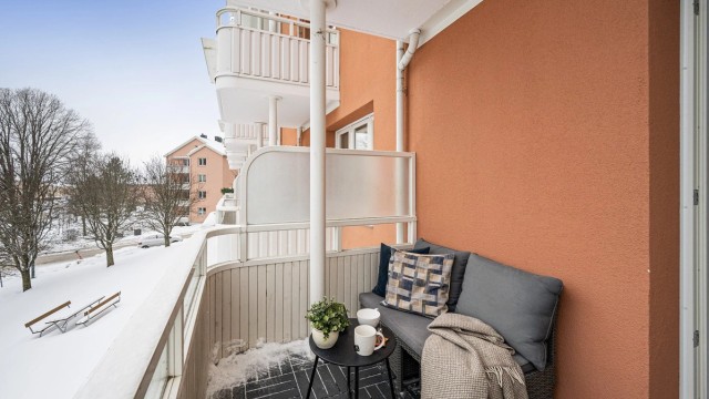 Den sørvestvendte balkongen har gode solforhold og nylig oppgradert gulv.