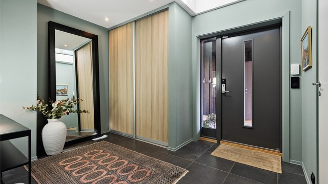 Entreen har god plass til garderobeskap og annen oppbevaring for ytterklær og sko. I entreen er det glasstak opp til stuen i 2.etasje. Dette er en stilig detalj, samtidig som at det skaper romfølelse og gir godt med ekstra lys.