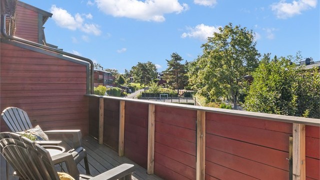 Balkongen på ca. 13 kvm har en attraktiv sydvestvendt beliggenhet og er tilgjengelig direkte fra stuen. De gode solforholdene gjør dette til et herlig uterom.
