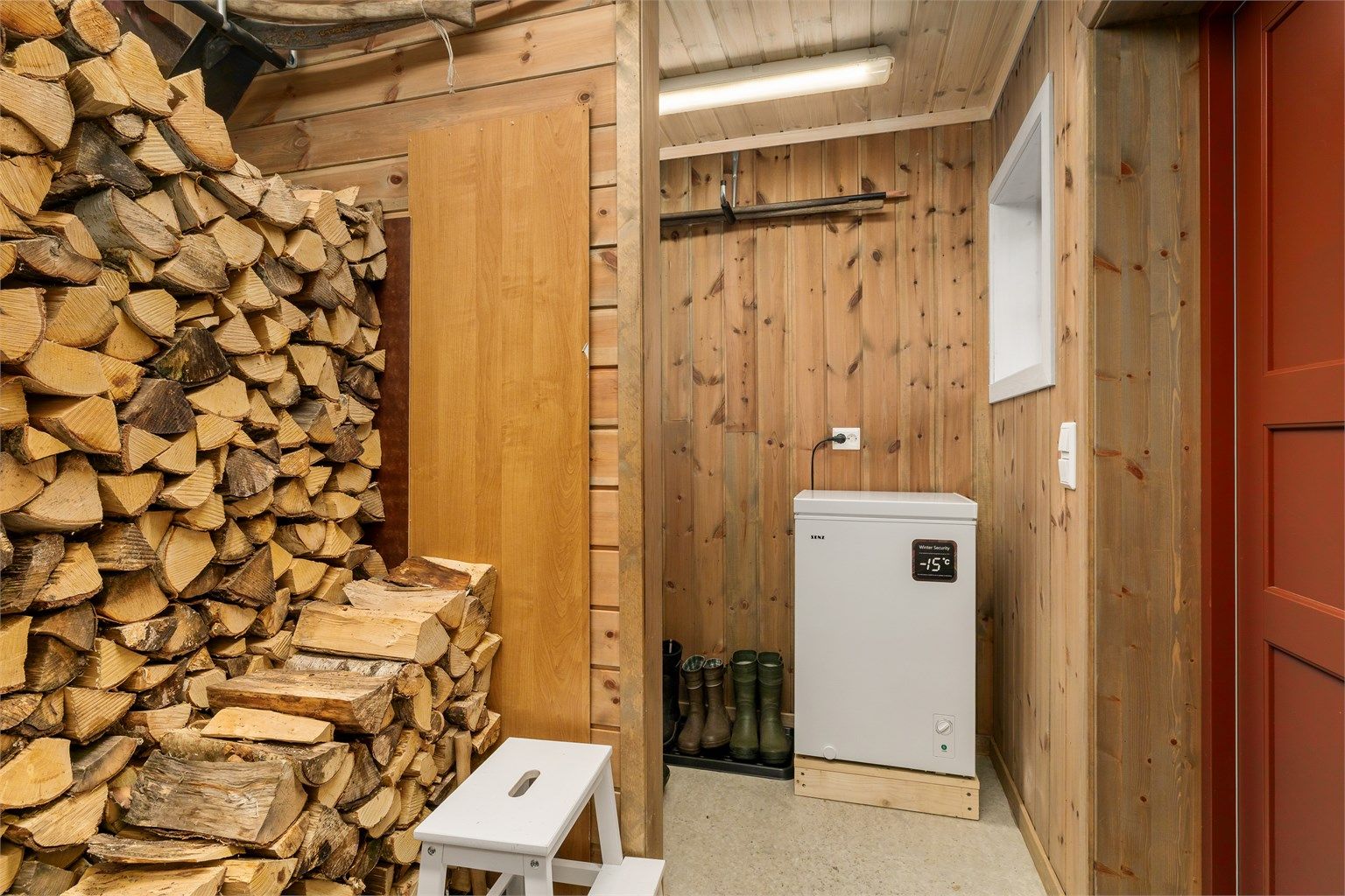 Innvendig bod med god plass til ved og oppbevaring, samt utgang til terrenget.