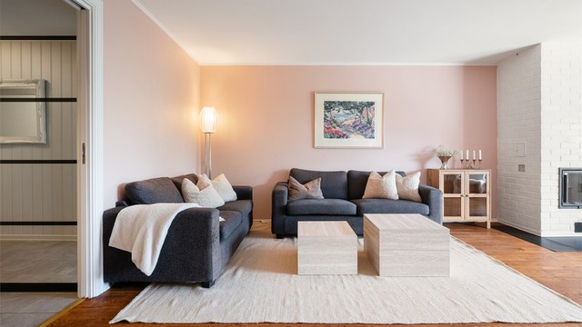 Overflatene er malt i en behagelig og moderne fargetone, og på gulvet er det lagt laminat.