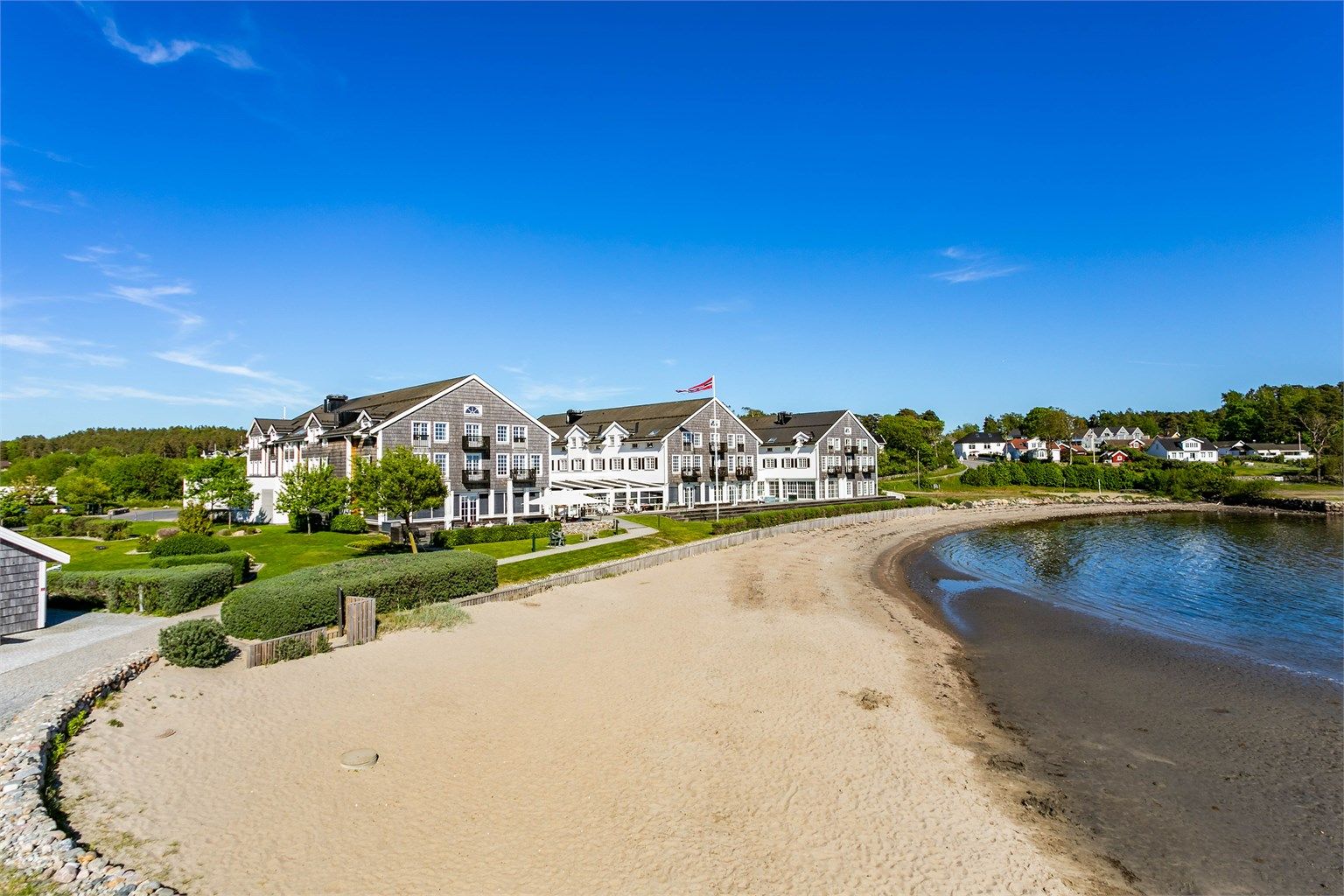I sentrum av Larkollen ligger blant annet barnehage og barneskole, kafeen Losen og velrenommerte Støtvig Hotel med tilbud også for fastboende.