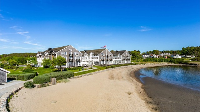 I sentrum av Larkollen ligger blant annet barnehage og barneskole, kafeen Losen og velrenommerte Støtvig Hotel med tilbud også for fastboende.