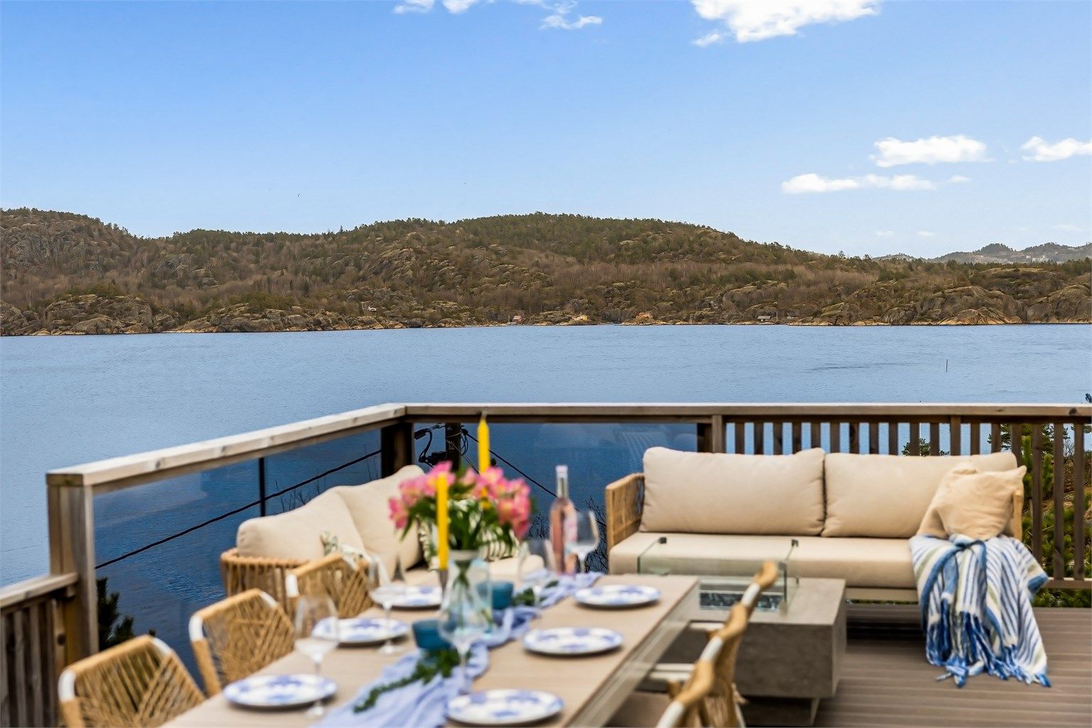 RO OG AVSLAPNING med nydelig sjøutsikt.