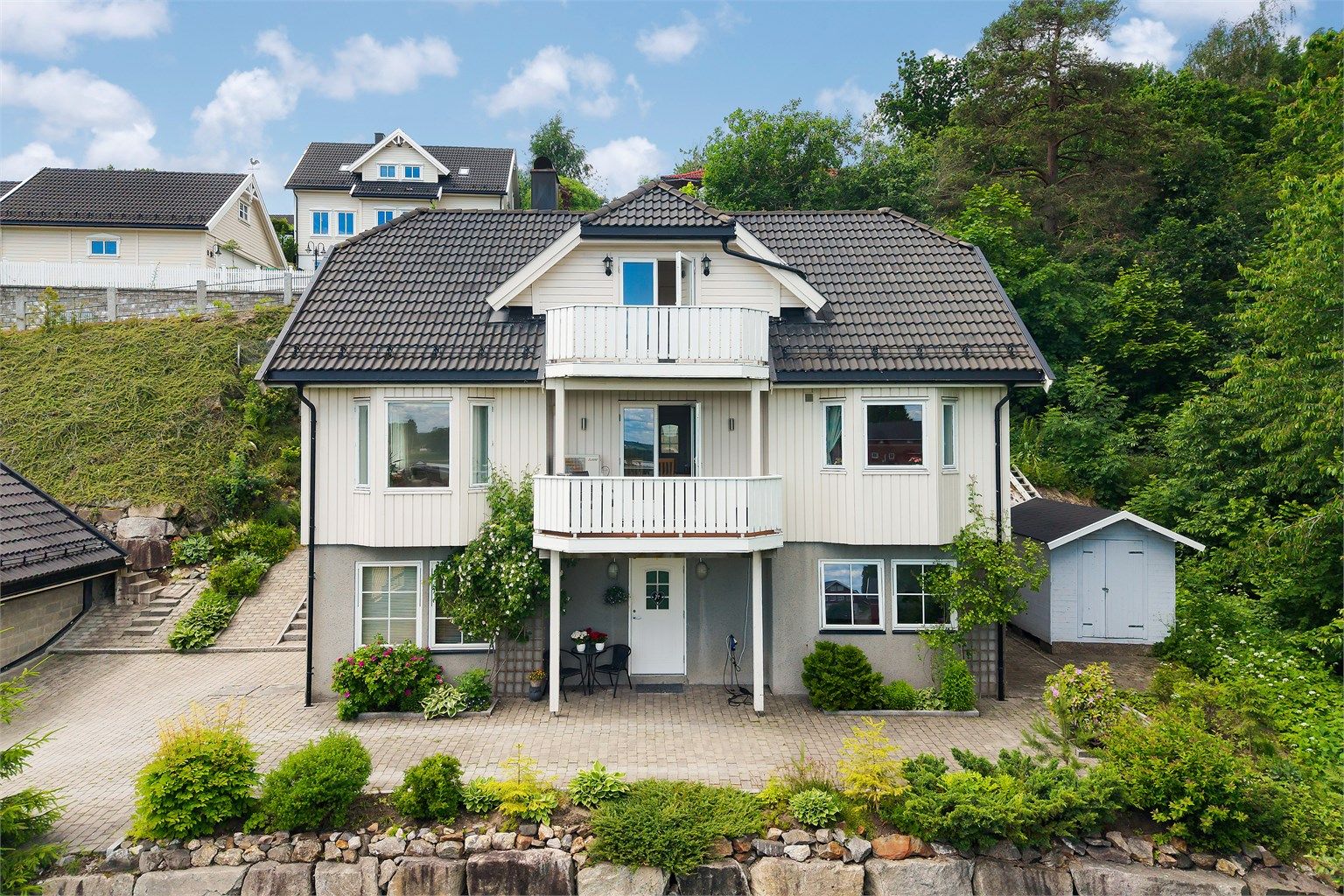 På eiendommen er det en frittstående bod på 7 m². 