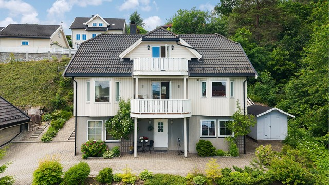 På eiendommen er det en frittstående bod på 7 m².