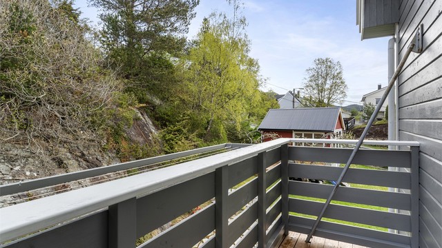 Balkongen har stort sett vært benyttet til tørking av klær, hvor det da er montert klessnor utenpå rekkverket