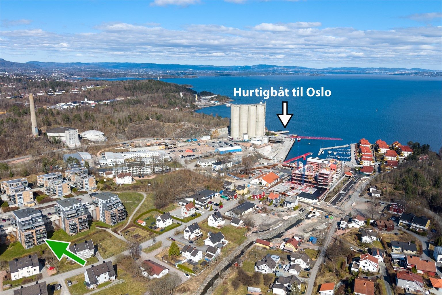 Kort gangavstand til hurtigbåt- Aker brygge, ekspressbuss retning Asker/Oslo, samt. Rortunet kjøpesenter med alt du trenger i hverdagen