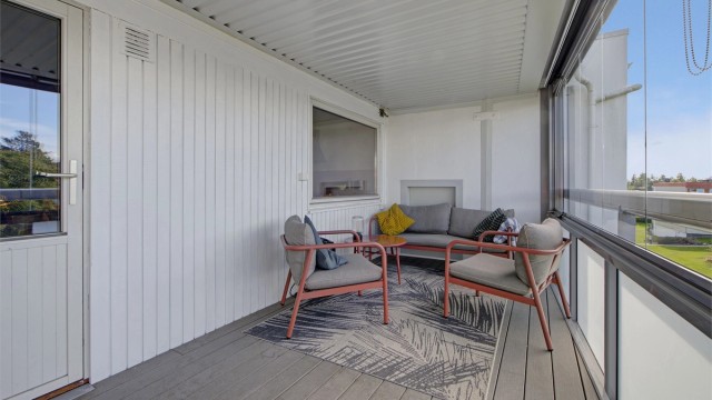 Innglasset balkong - god plass til sittegruppe, sofaløsning, m.m.