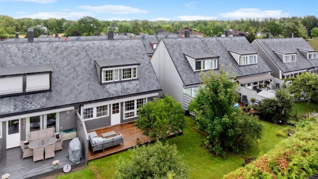 En hyggelig familiebolig over to etasjer beliggende i meget barnevennlig boområde.