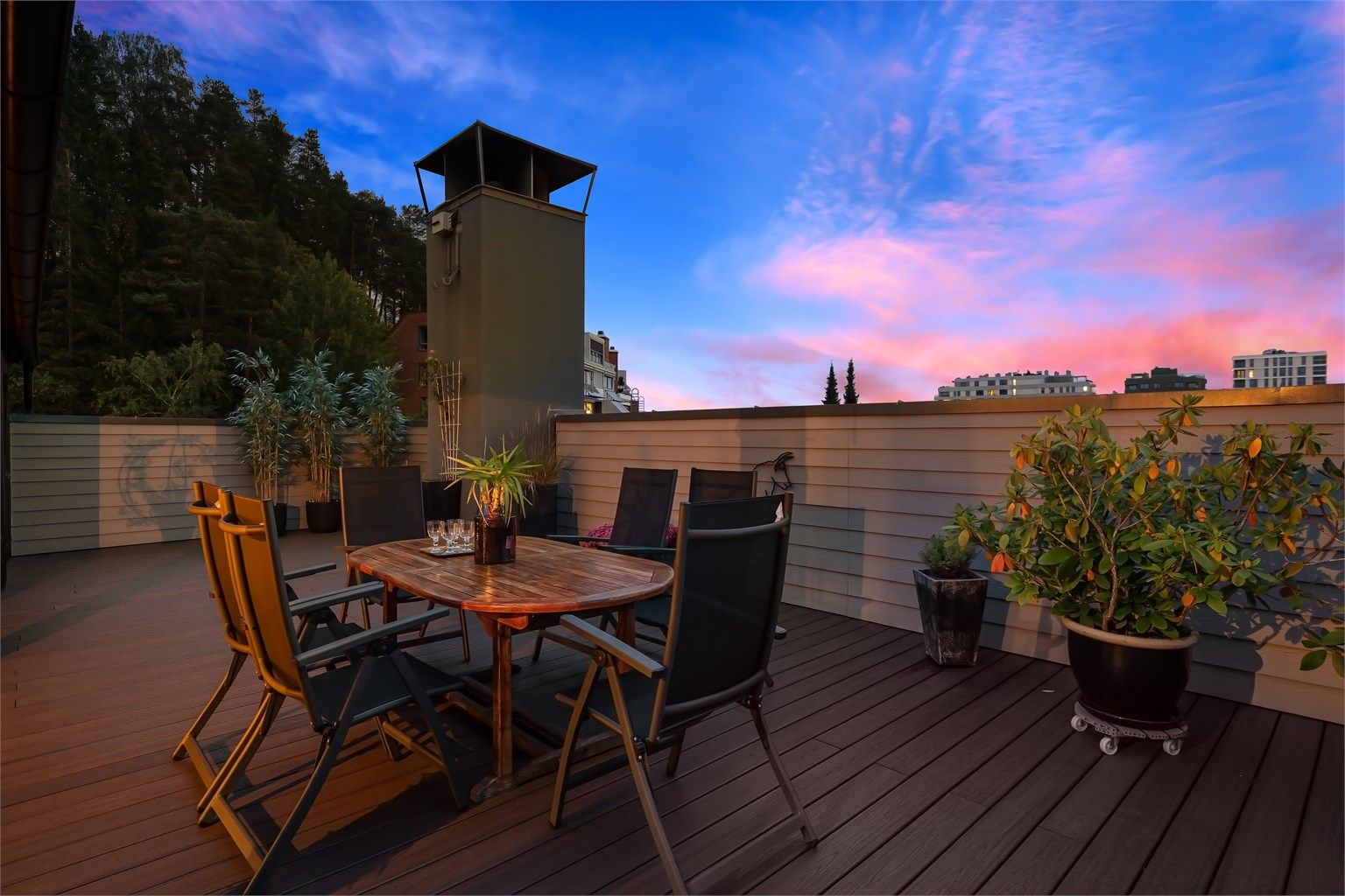 Meget stor og innbydende toppleilighet med balkong og terrasse på totalt 80 kvm