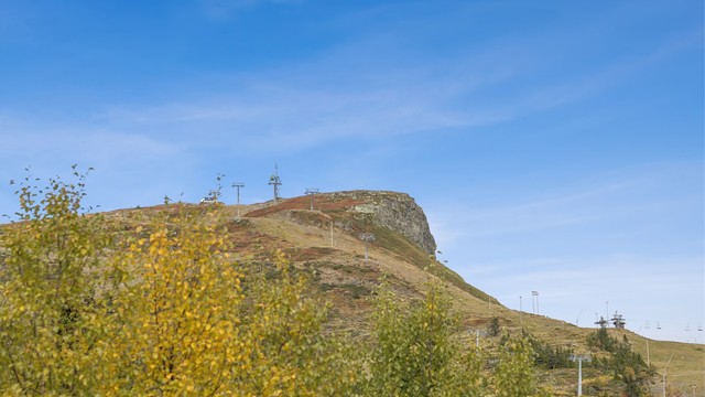 Skeikampen byr på helårsaktiviteter med toppturmuligheter og omfattende løypenett.