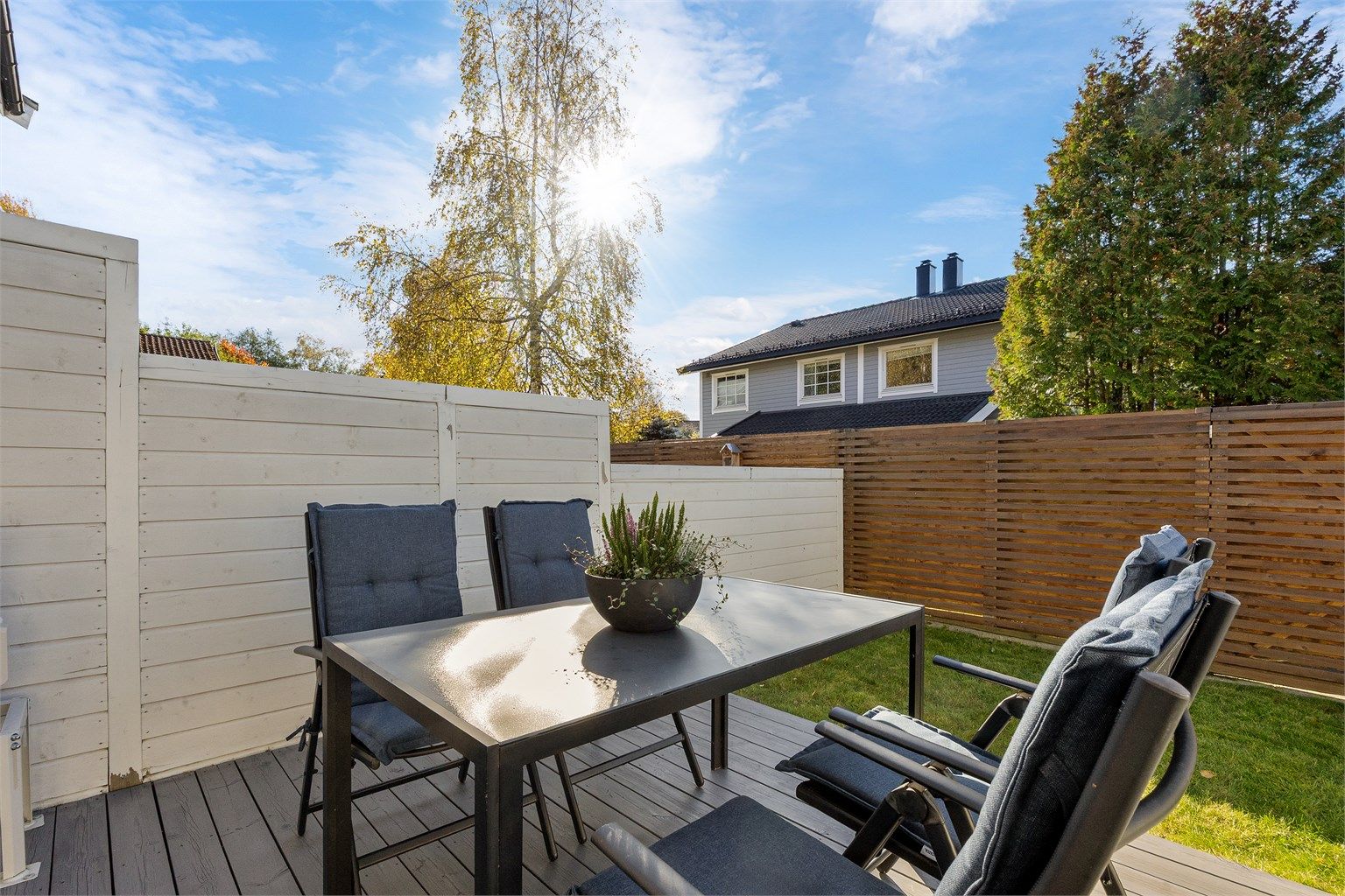 Flott uteplass for lange sommerdager og sosiale sammenkomster.