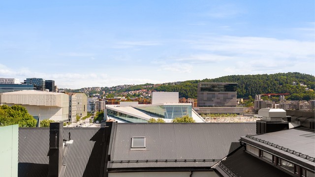 Fra takterrassen har man unik utsikt mot flere av Oslos severdigheter. Her med Nasjonalbiblioteket, Operahuset og Munch museet.