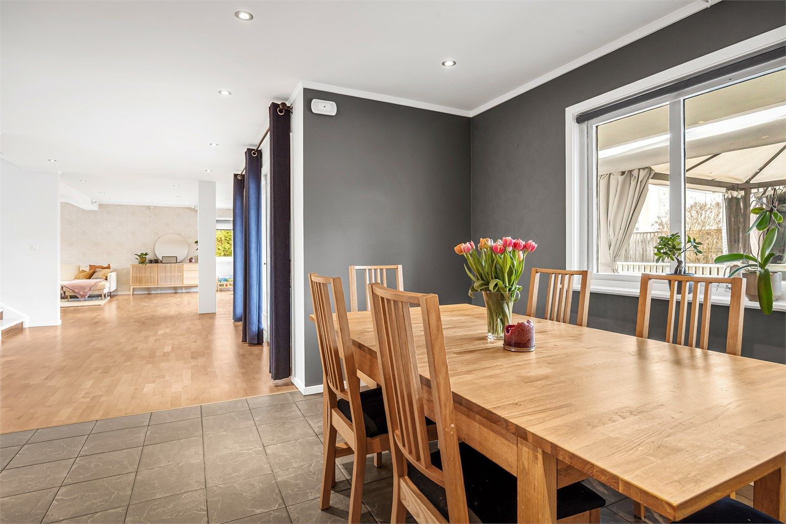 Plass til spisebord ved vindu 