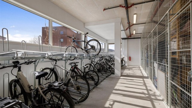 Felles sykkelbod og en ekstern sportsbod på 5 m² gir gode lagringsmuligheter.