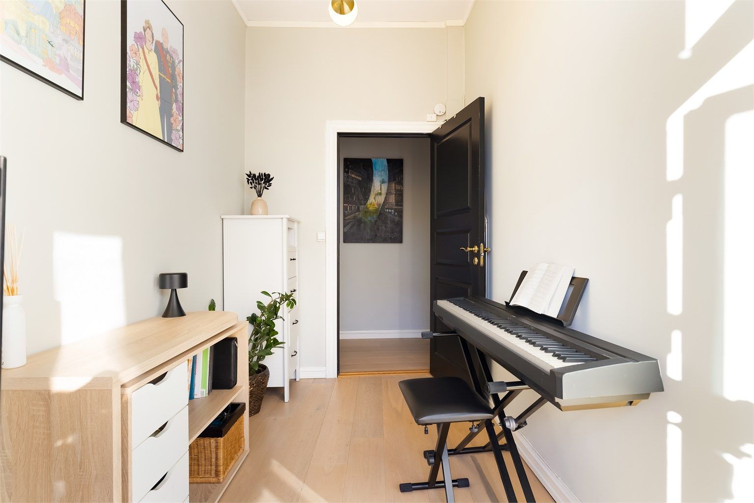 Rommene oppleves møbleringsvennlig og har plass til seng, nattbord og garderobeskap.