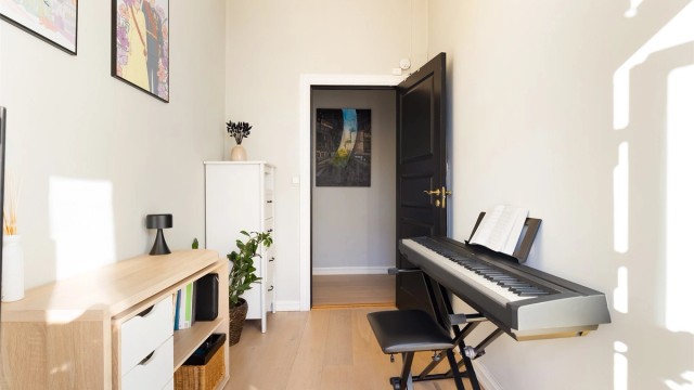 Rommene oppleves møbleringsvennlig og har plass til seng, nattbord og garderobeskap.
