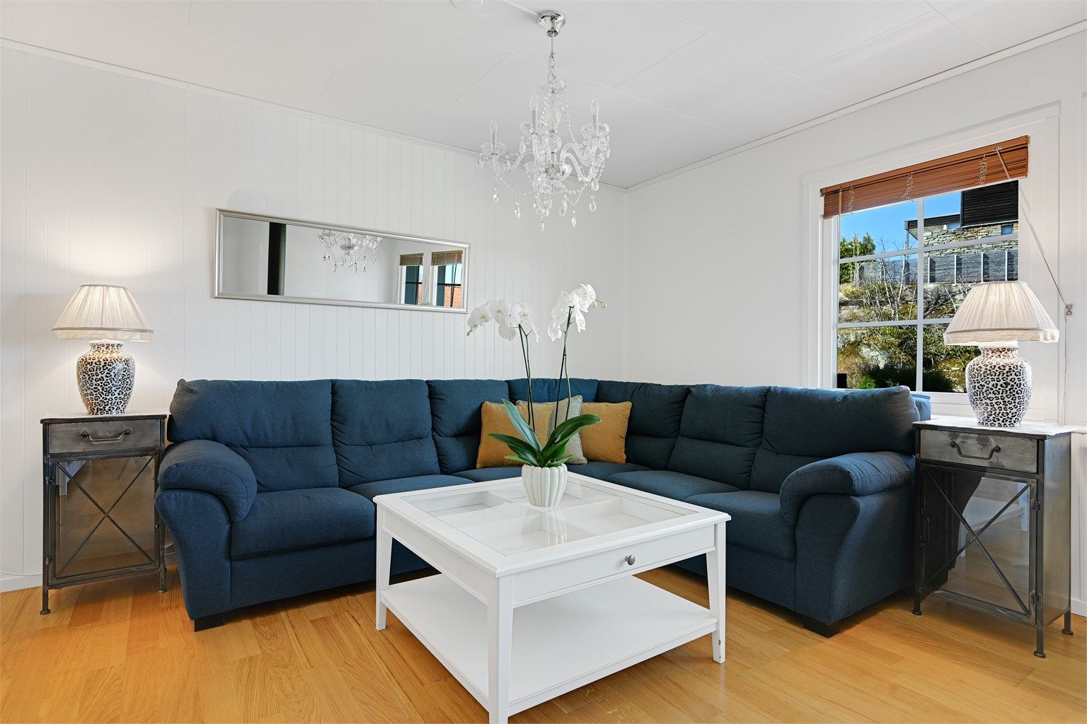 Et lunt og trivelig oppholdsrom med plass for hele familien.
