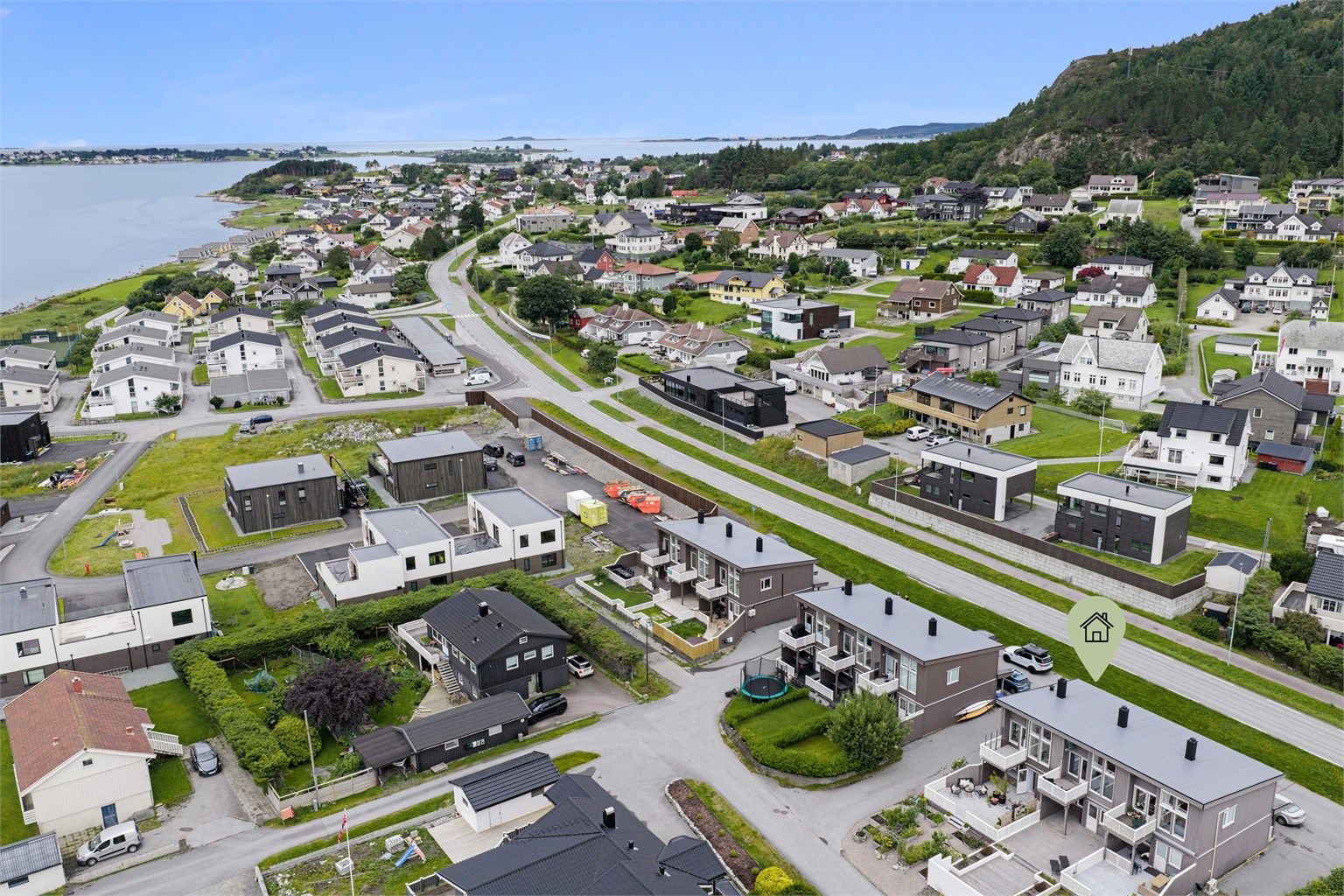 Hurtigbåtkai og småbåthavn ligger like i nærheten av eiendommen.