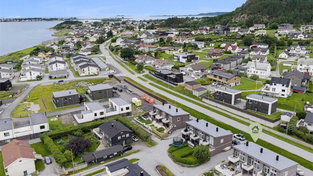Hurtigbåtkai og småbåthavn ligger like i nærheten av eiendommen.