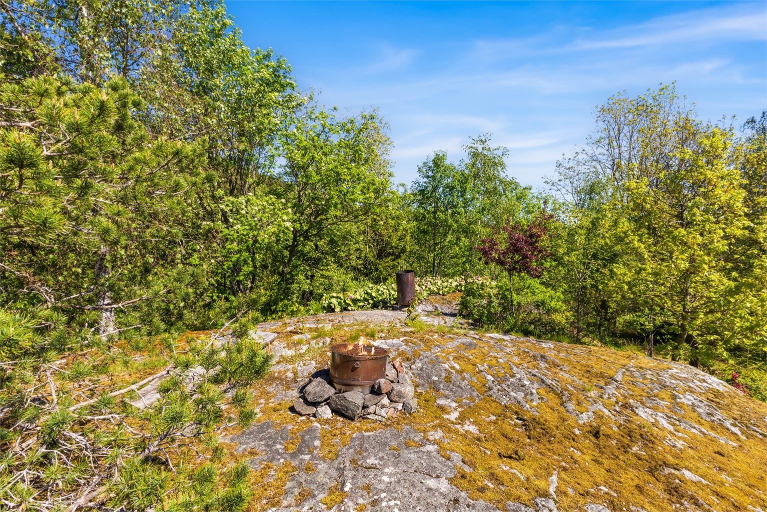 Egen bålplass på tomten for hyggelige kvelder utendørs.