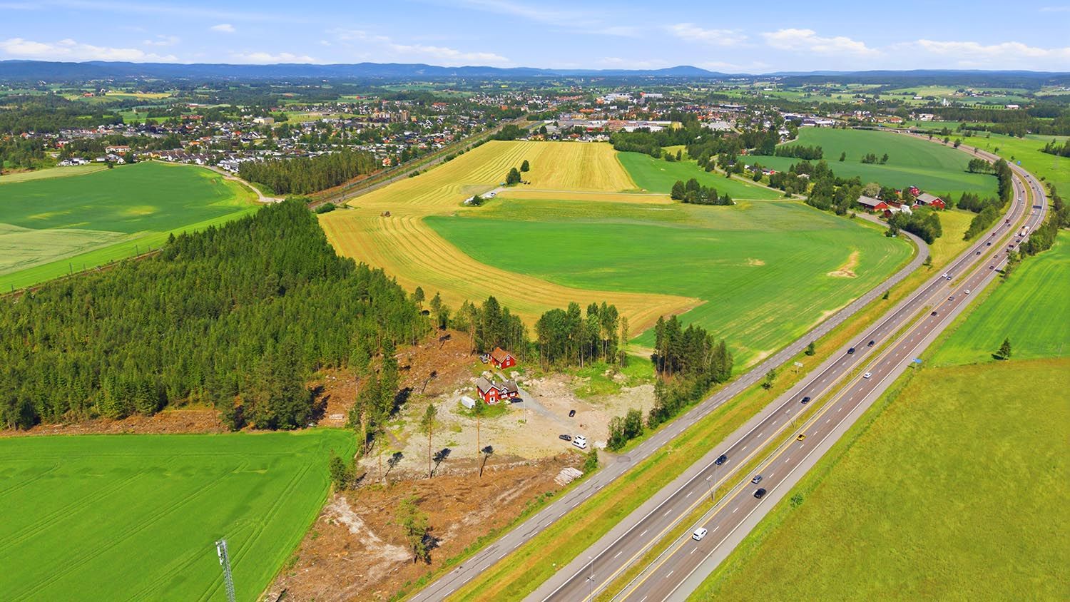 Fra Kløfta stasjon er det rundt 30 minutter med tog til Oslo S.