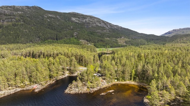 Omgitt av skog og vann, med kort vei til Vrådal sentrum.