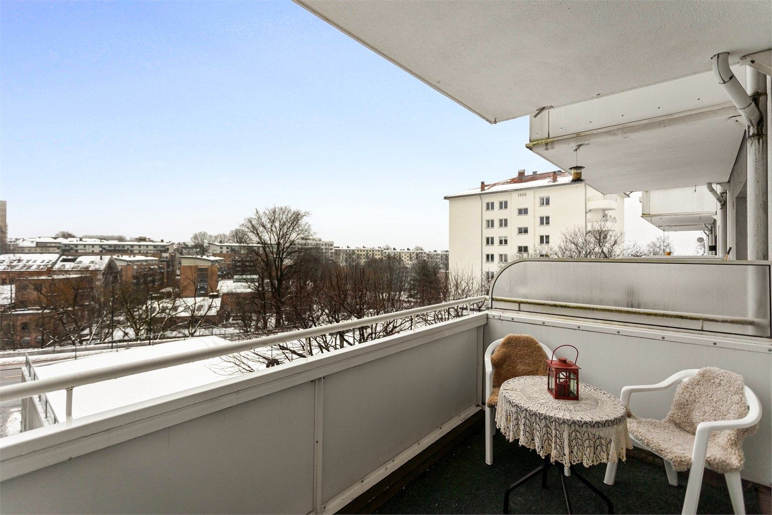 Sydøstvendt balkong med fin utsikt og lite innsyn. 