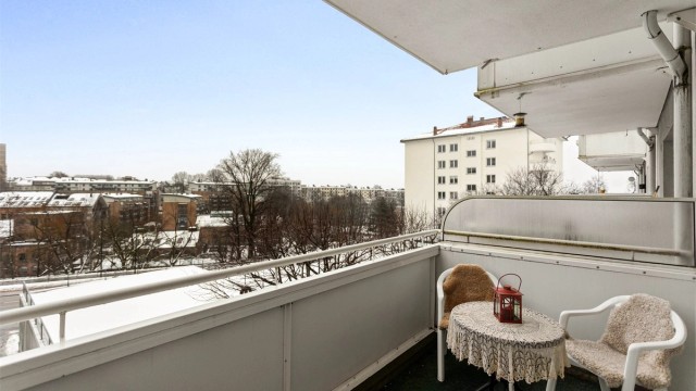 Sydøstvendt balkong med fin utsikt og lite innsyn.