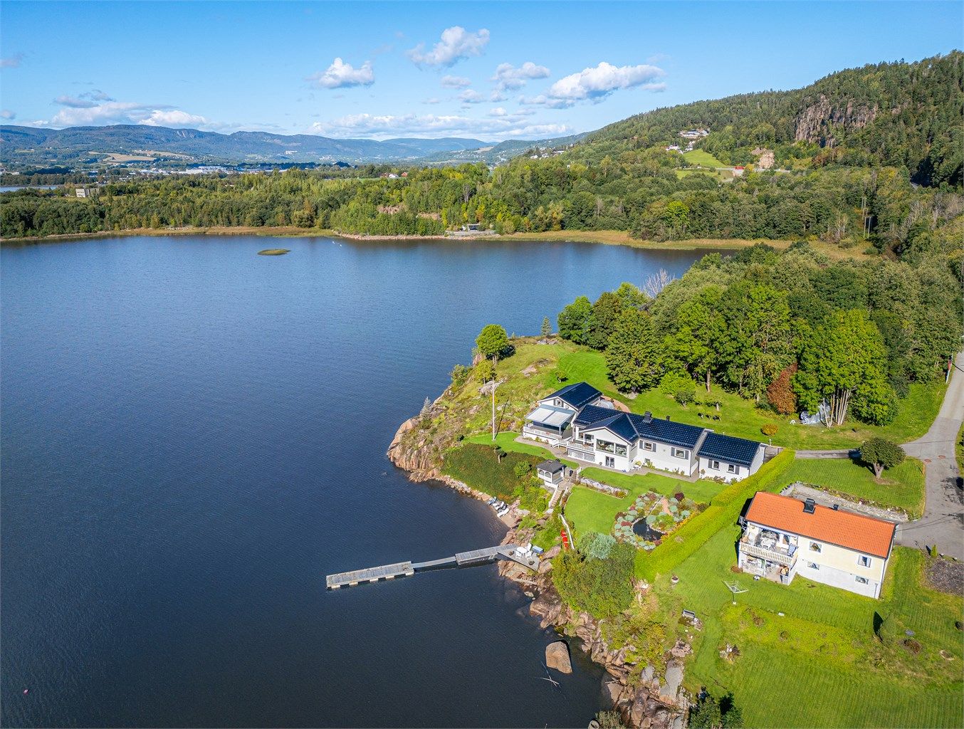 Kombinasjonen av landlig ro, nærhet til fjorden og enkel tilgang til både natur og bymessige fasiliteter gjør dette til et attraktivt sted å bo.