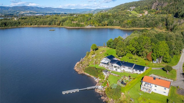 Kombinasjonen av landlig ro, nærhet til fjorden og enkel tilgang til både natur og bymessige fasiliteter gjør dette til et attraktivt sted å bo.