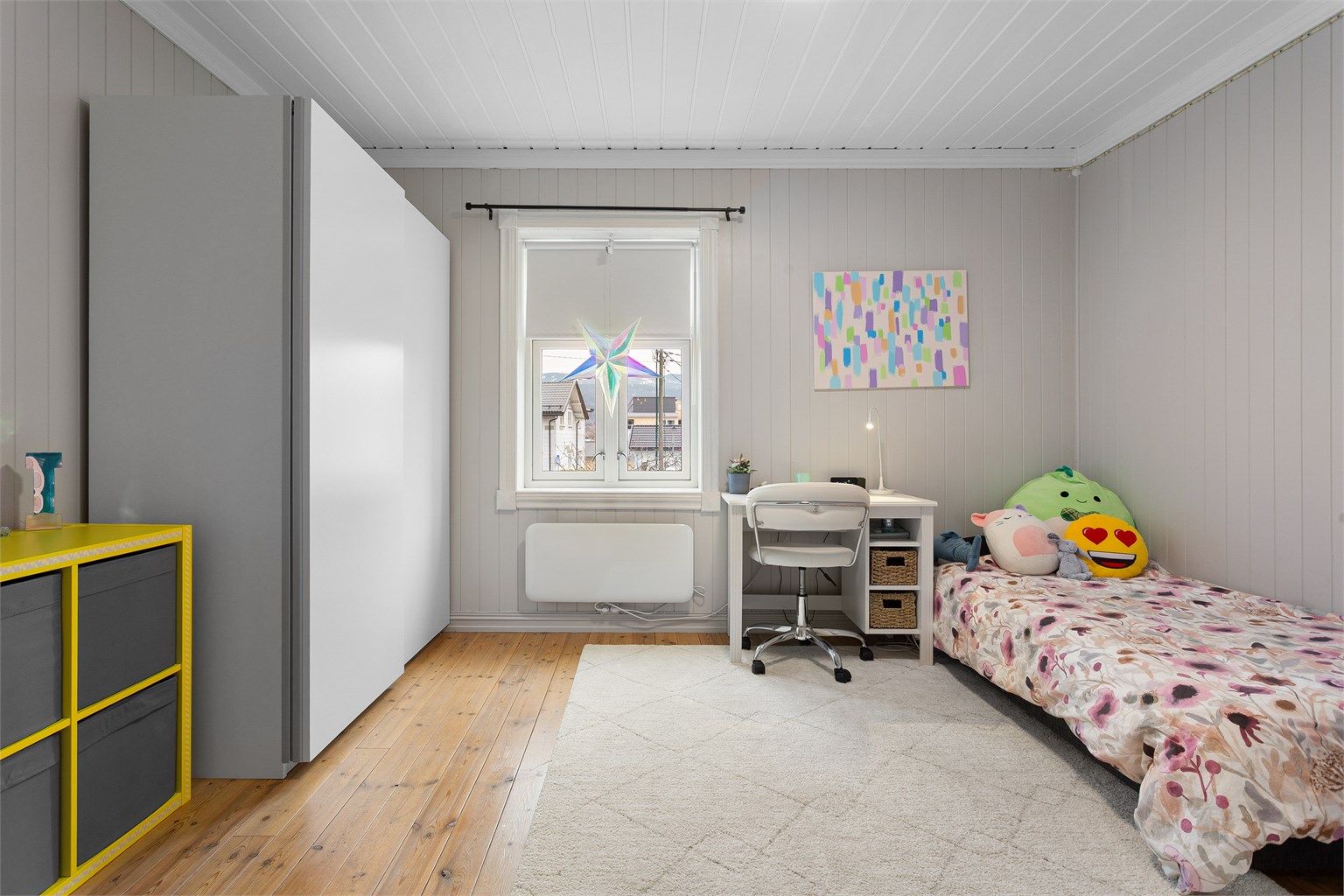 Soverom 2 med skyvedørsgarderobe