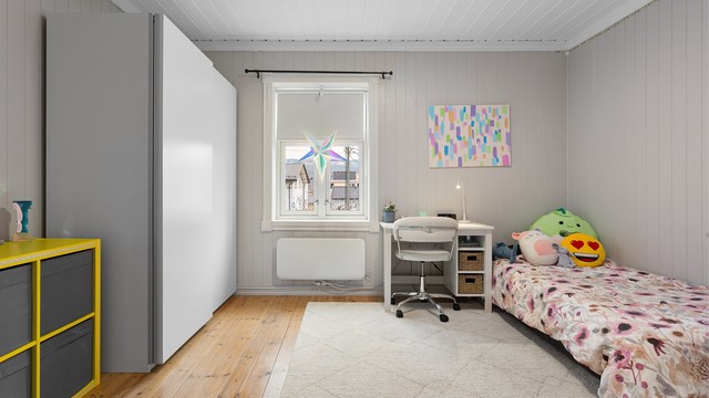Soverom 2 med skyvedørsgarderobe