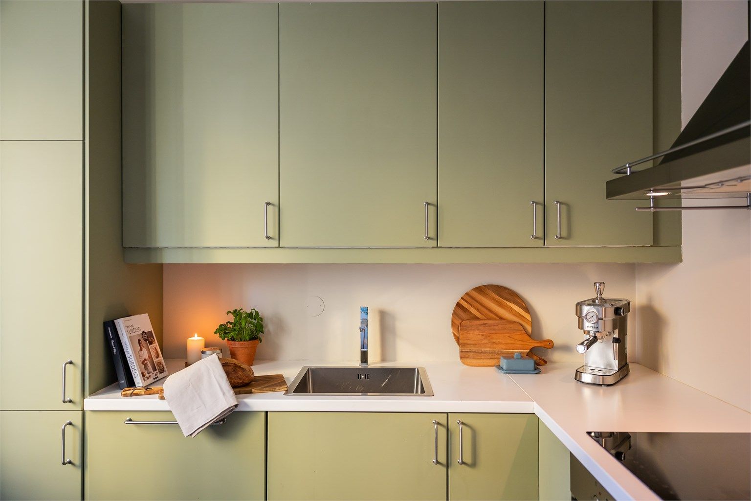 Det er rikelig med oppbevaringsplass i både skuffer og skap. Den gode benkeplassen gjør matlagingen enkel. 