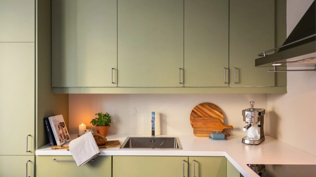 Det er rikelig med oppbevaringsplass i både skuffer og skap. Den gode benkeplassen gjør matlagingen enkel.