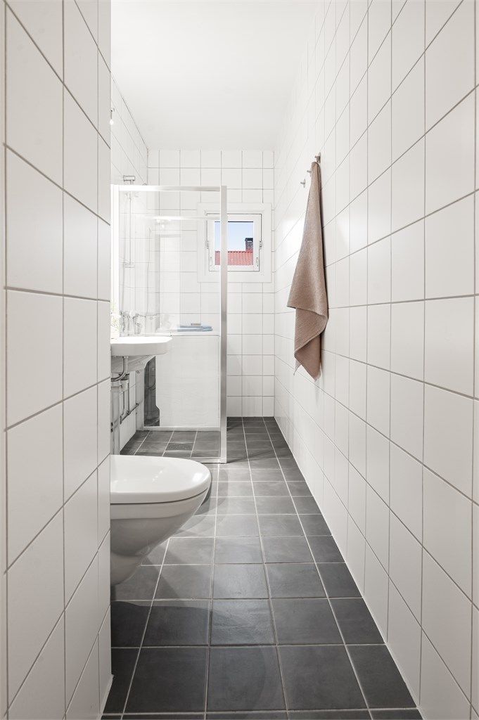 Dusjsone med glassvegger og dusjarmatur tilkoblet hånddusj.