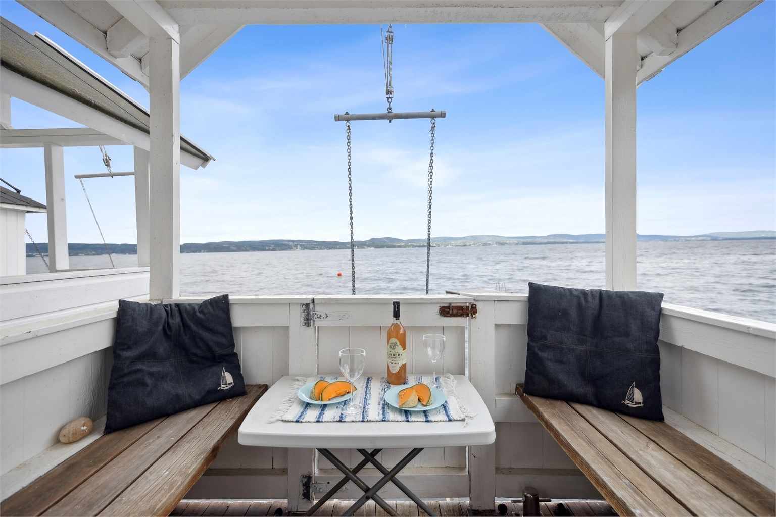 Badehus ca. 120 meter fra egen eiendom på Svestad brygge med bøye til småbåt.  Foto: Per O. Skjellnan v/Eftk