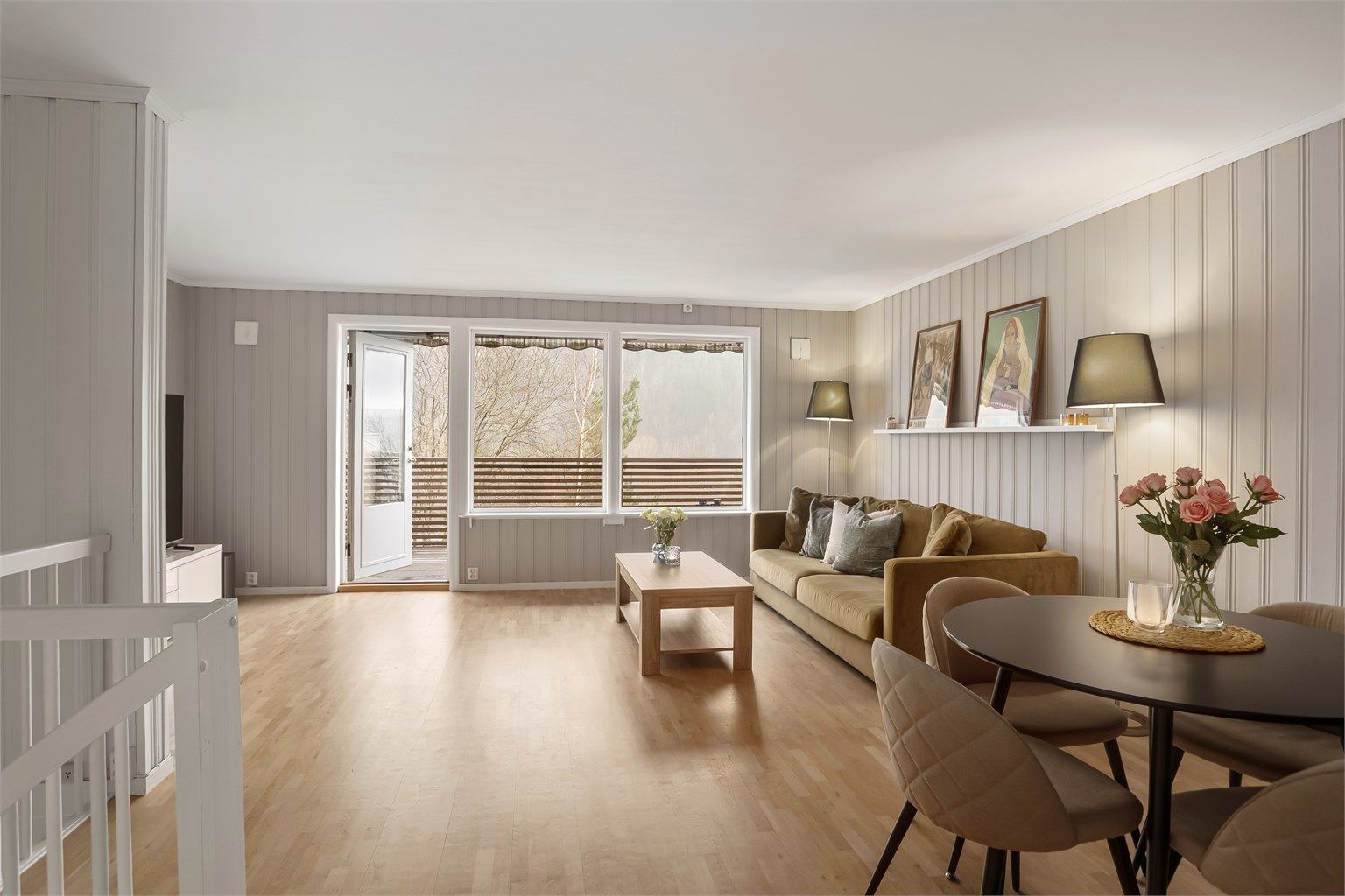 Luftig stue med utgang ut til større veranda