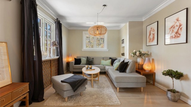 Stuen er romslig og lett å møblere, med plass til en stor sofagruppe.