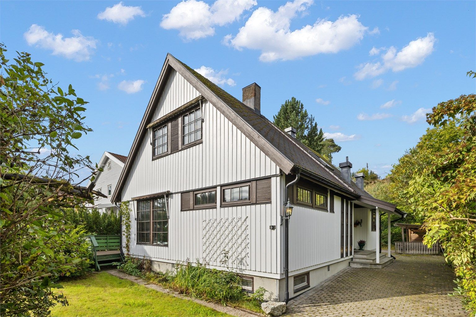 Rosendalsveien 17B er en romslig familiebolig over tre plan, med gjennomtenkt planløsning og mange bruksmuligheter. 