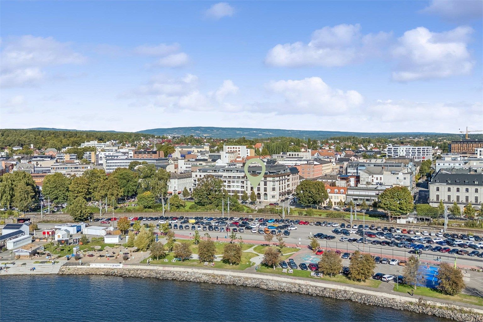 Oversiktsbilde med Mjøsfronten i forkant