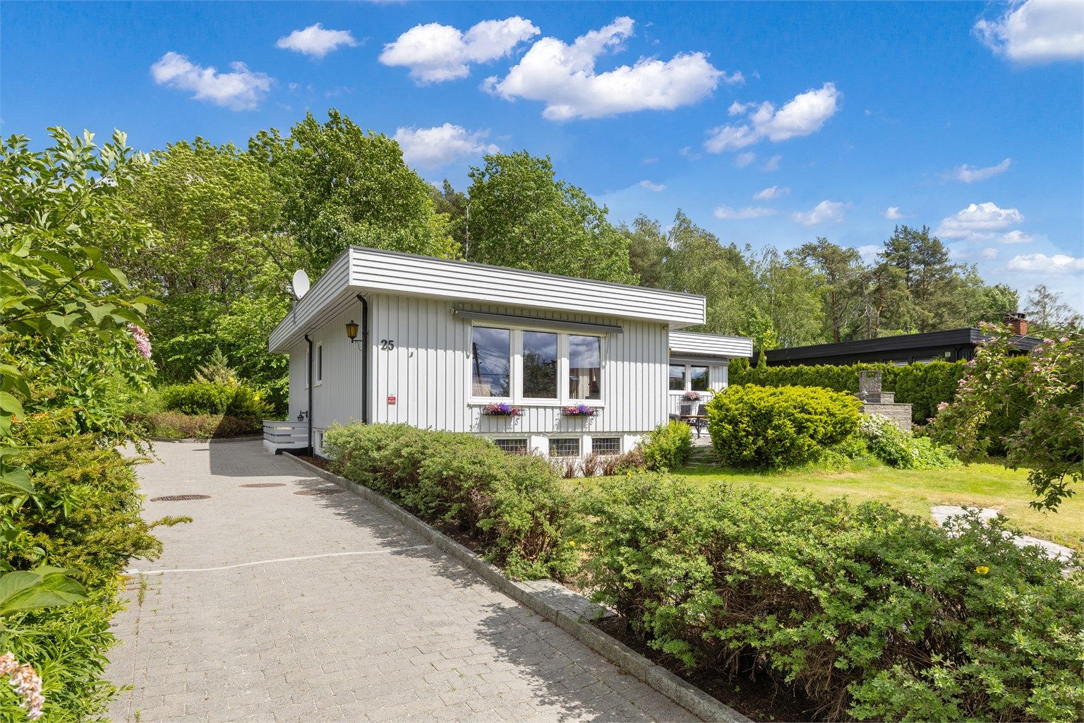 Velkommen til Høgdefaret 25 - en romslig enebolig over to plan med en flott beliggenhet på Bekkelaget, et steinkast fra Ekebergparken. 