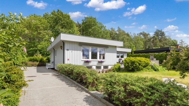 Velkommen til Høgdefaret 25 - en romslig enebolig over to plan med en flott beliggenhet på Bekkelaget, et steinkast fra Ekebergparken.