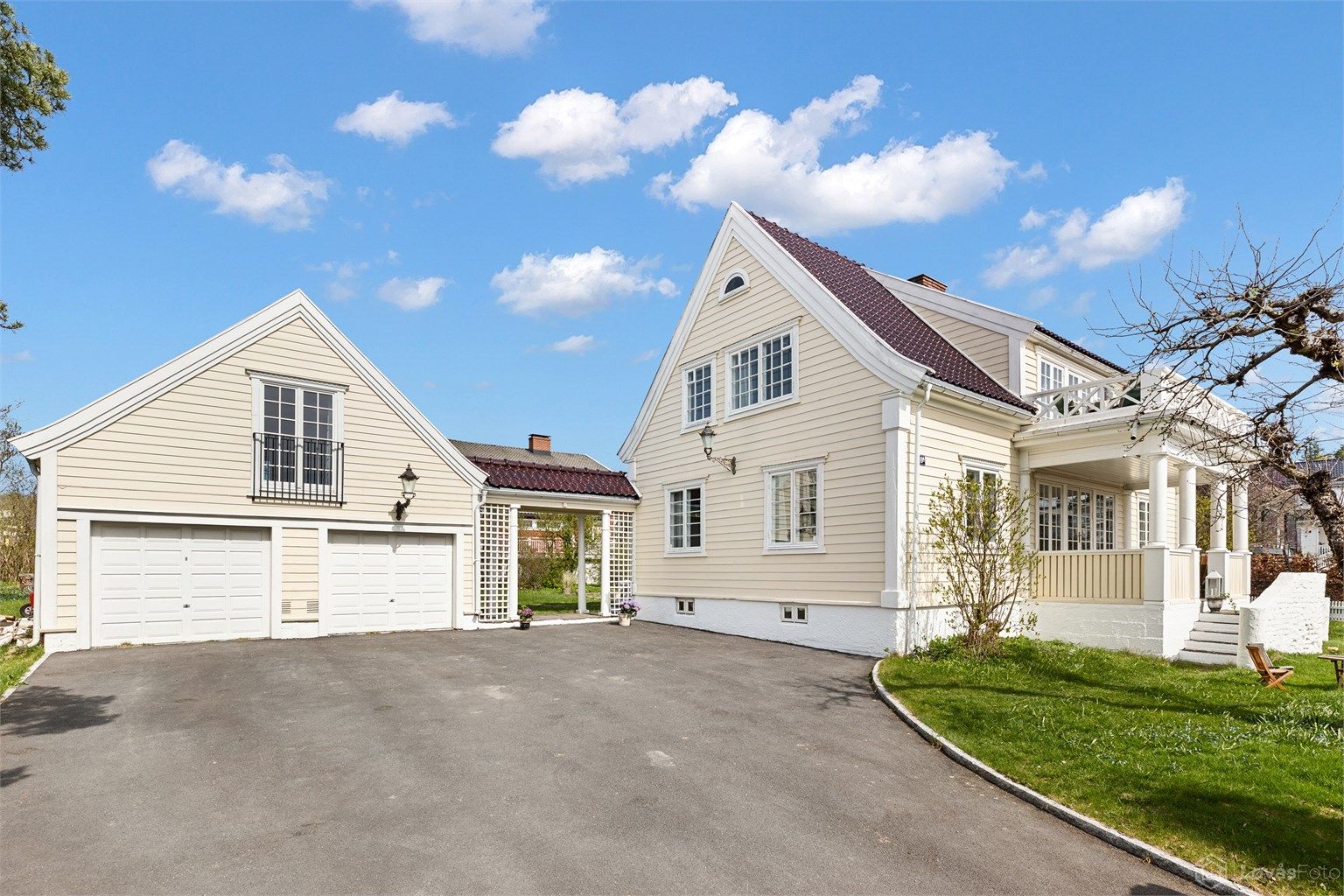 Plass til flere biler på gårdsplassen. Gårdsplassen fikk ny asfalt i 2023