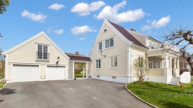 Plass til flere biler på gårdsplassen. Gårdsplassen fikk ny asfalt i 2023